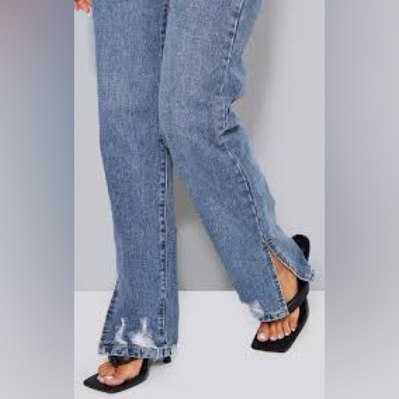 NWOT PRETTYLITTLETHING Petite Mid Blue Wash Ripped Split Hem Jeans - Picture 3 of 4